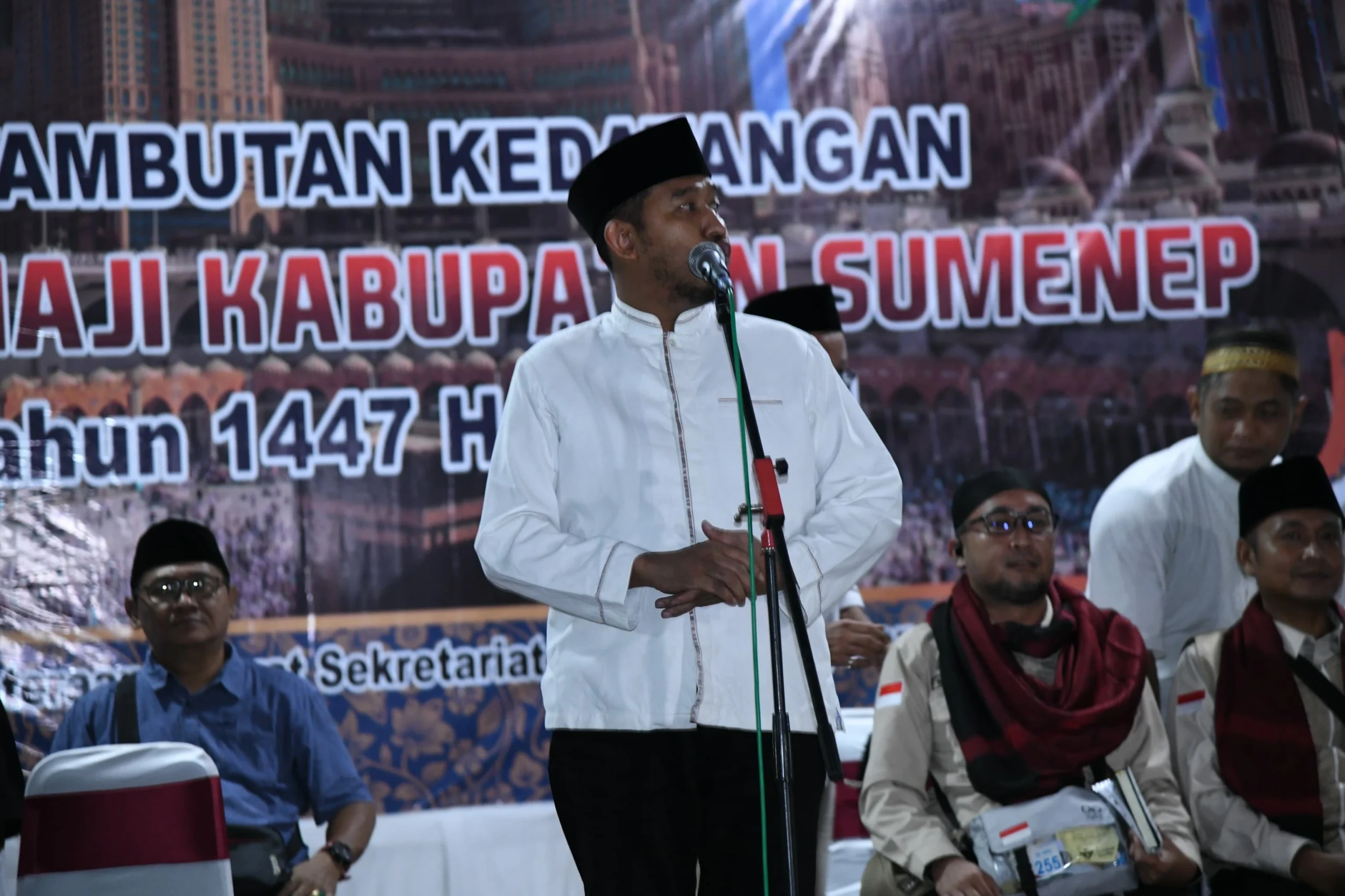 Bupati Sumenep menyambut kedatangan jemaah haji Kabupaten Sumenep di GOR A. Yani Pangligur usai menunaikan ibadah haji