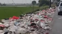Tumpukan sampah rumah tangga menutupi bahu dan sebagian badan Jalan Raya Kedaung, Kecamatan Babelan, Kabupaten Bekasi.