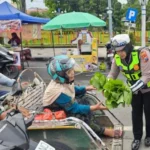 Satlantas Polres Sampang Bagikan Sayuran Gratis kepada Pengendara Tertib Berlalu Lintas