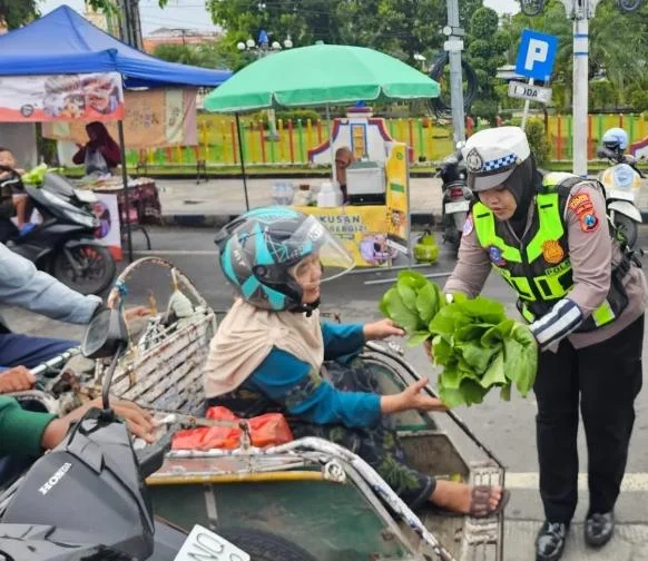 Satlantas Polres Sampang Bagikan Sayuran Gratis kepada Pengendara Tertib Berlalu Lintas