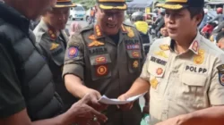 Satpol PP Depok menertibkan bangunan liar di Jalan Ir Juanda untuk mengembalikan fungsi trotoar dan fasilitas umum.