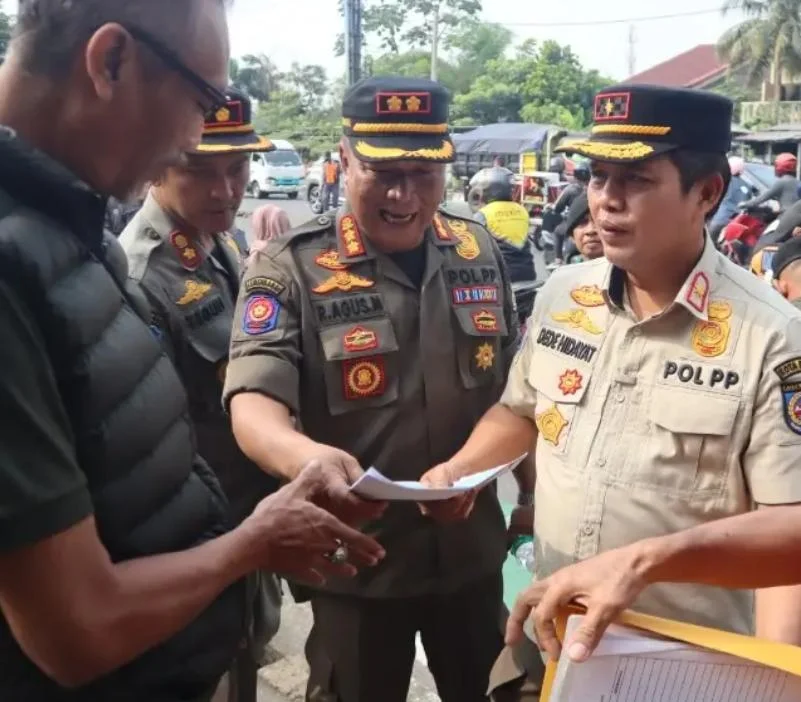 Satpol PP Depok menertibkan bangunan liar di Jalan Ir Juanda untuk mengembalikan fungsi trotoar dan fasilitas umum.