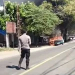 Sedan Timor Terbakar di Pasar Keppo Pamekasan, Diduga Akibat Korsleting Listrik