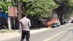 Mobil sedan Timor terbakar di Jalan Raya Sumenep-Pamekasan kawasan Pasar Keppo, Kecamatan Galis, Kabupaten Pamekasan.