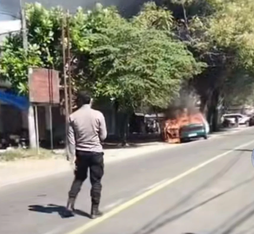 Mobil sedan Timor terbakar di Jalan Raya Sumenep-Pamekasan kawasan Pasar Keppo, Kecamatan Galis, Kabupaten Pamekasan.