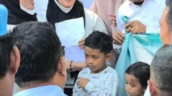Siswa SD dan ribuan emak-emak mendukung program Makan Bergizi Gratis MBG di Kantor DPRD Sampang Jawa Timur.