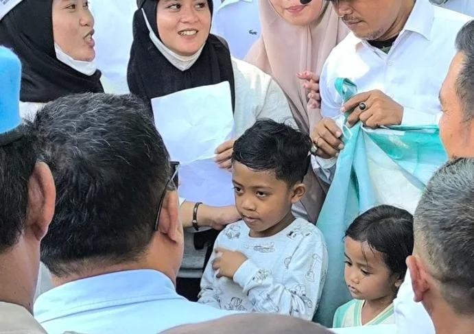Siswa SD dan ribuan emak-emak mendukung program Makan Bergizi Gratis MBG di Kantor DPRD Sampang Jawa Timur.