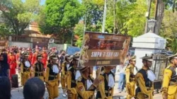 Ribuan warga menyaksikan parade Surabaya Fashion Festival 2026 di Jalan Tunjungan Surabaya