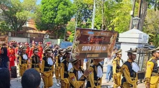 Ribuan warga menyaksikan parade Surabaya Fashion Festival 2026 di Jalan Tunjungan Surabaya