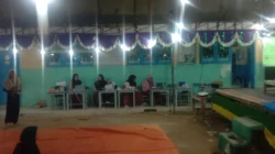 Ustadzah Yayasan Nurul Yaqin Lenteng Sumenep mendampingi siswa RA dan PAUD dalam kegiatan lomba.