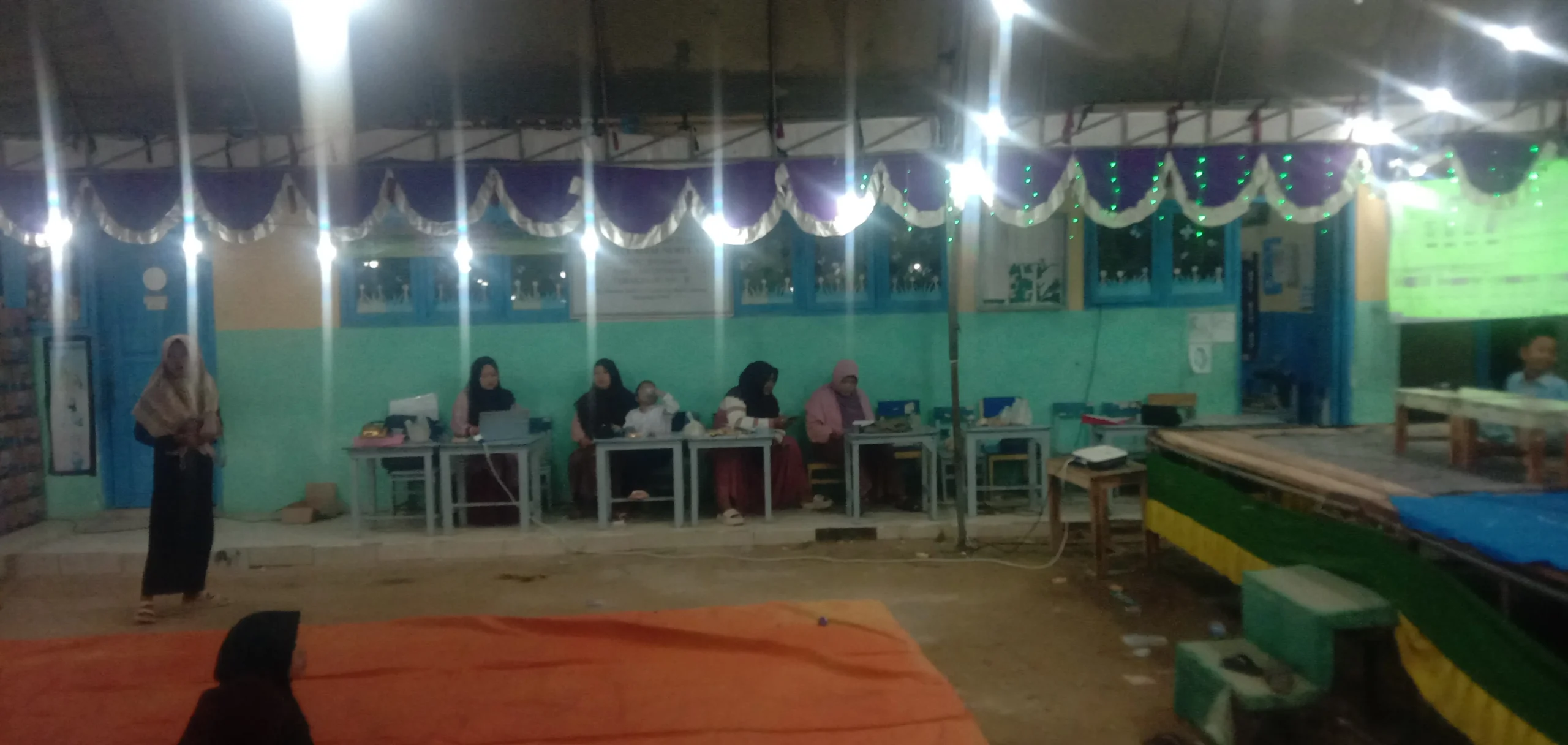 Ustadzah Yayasan Nurul Yaqin Lenteng Sumenep mendampingi siswa RA dan PAUD dalam kegiatan lomba.