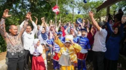 Siswa SDN Tegalega Sukabumi menerima bantuan alat drumben dari Presiden Prabowo