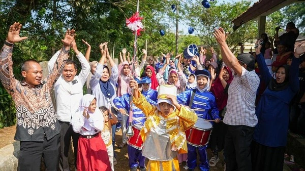 Siswa SDN Tegalega Sukabumi menerima bantuan alat drumben dari Presiden Prabowo