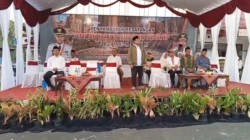 KH Imam Hasyim menyambut kepulangan jemaah haji Kabupaten Sumenep di GOR A. Yani bersama keluarga penjemput