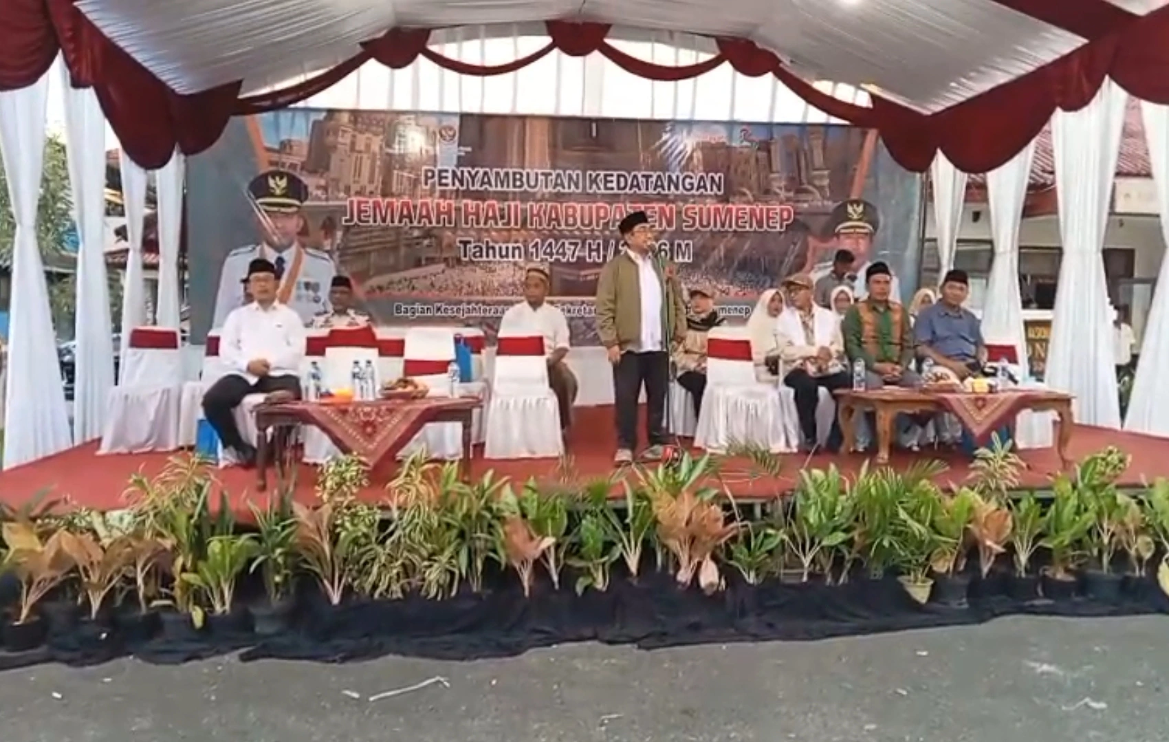 KH Imam Hasyim menyambut kepulangan jemaah haji Kabupaten Sumenep di GOR A. Yani bersama keluarga penjemput