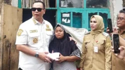Wali Kota Serang Budi Rustandi meninjau rumah tidak layak huni milik Iis Minjayanti di Walantaka, Kota Serang.
