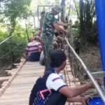 Warga dan TNI Bergotong Royong Perbaiki Jembatan Penghubung Nyormanis-Alas Rajah di Bangkalan