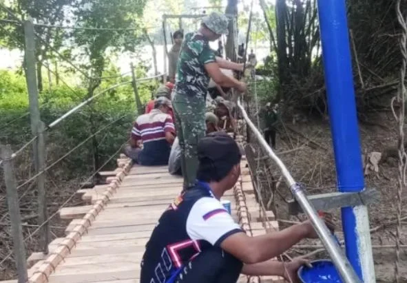 Warga dan TNI Bergotong Royong Perbaiki Jembatan Penghubung Nyormanis-Alas Rajah di Bangkalan