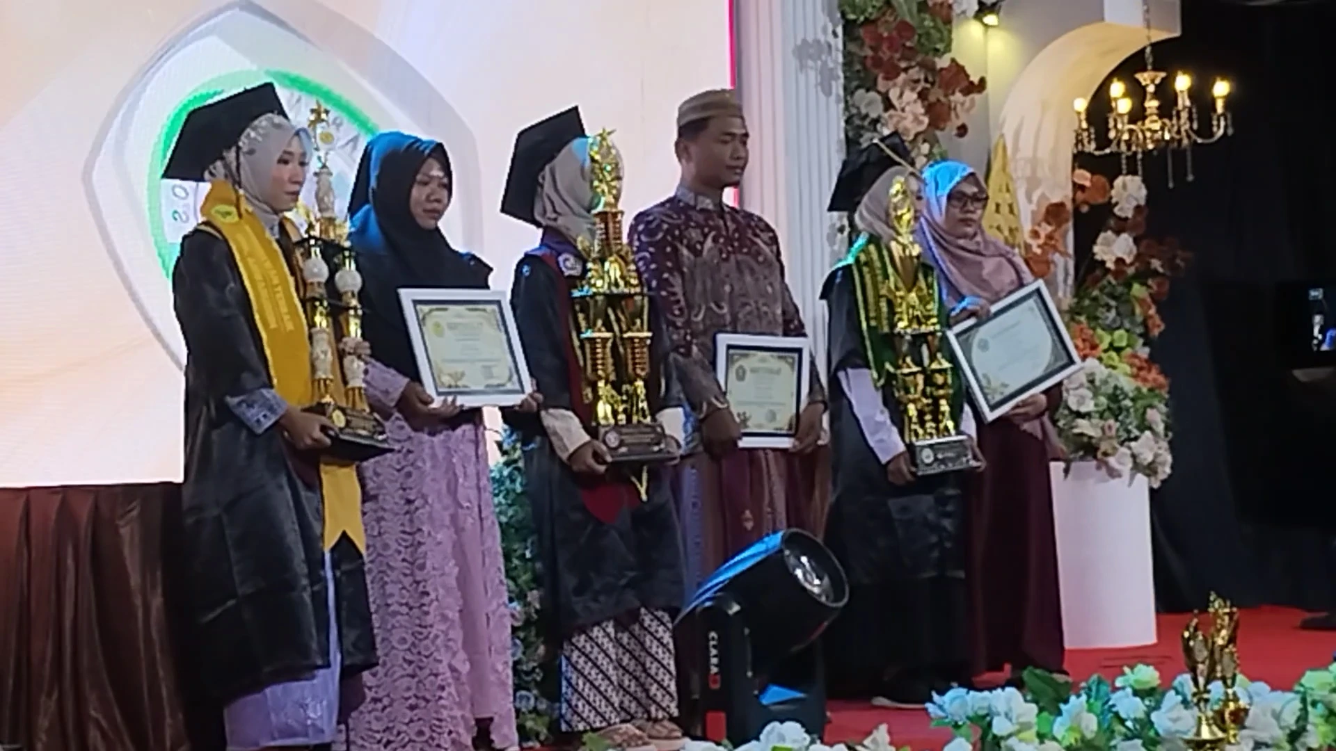 Lulusan terbaik YASROS Giligenting Sumenep tahun 2026 dari MI Annibros II MTs Anwaruddin dan SMK Anwaruddin meraih prestasi akademik gemilang