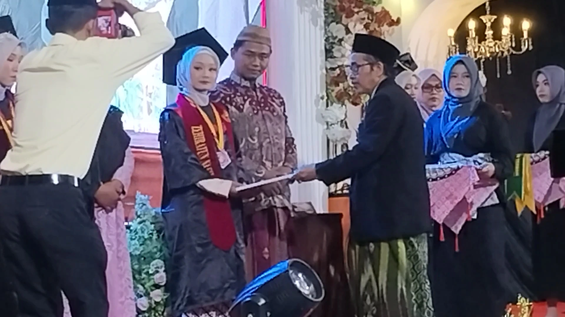 Lulusan terbaik YASROS Giligenting Sumenep tahun 2026 dari MI Annibros II MTs Anwaruddin dan SMK Anwaruddin meraih prestasi akademik gemilang