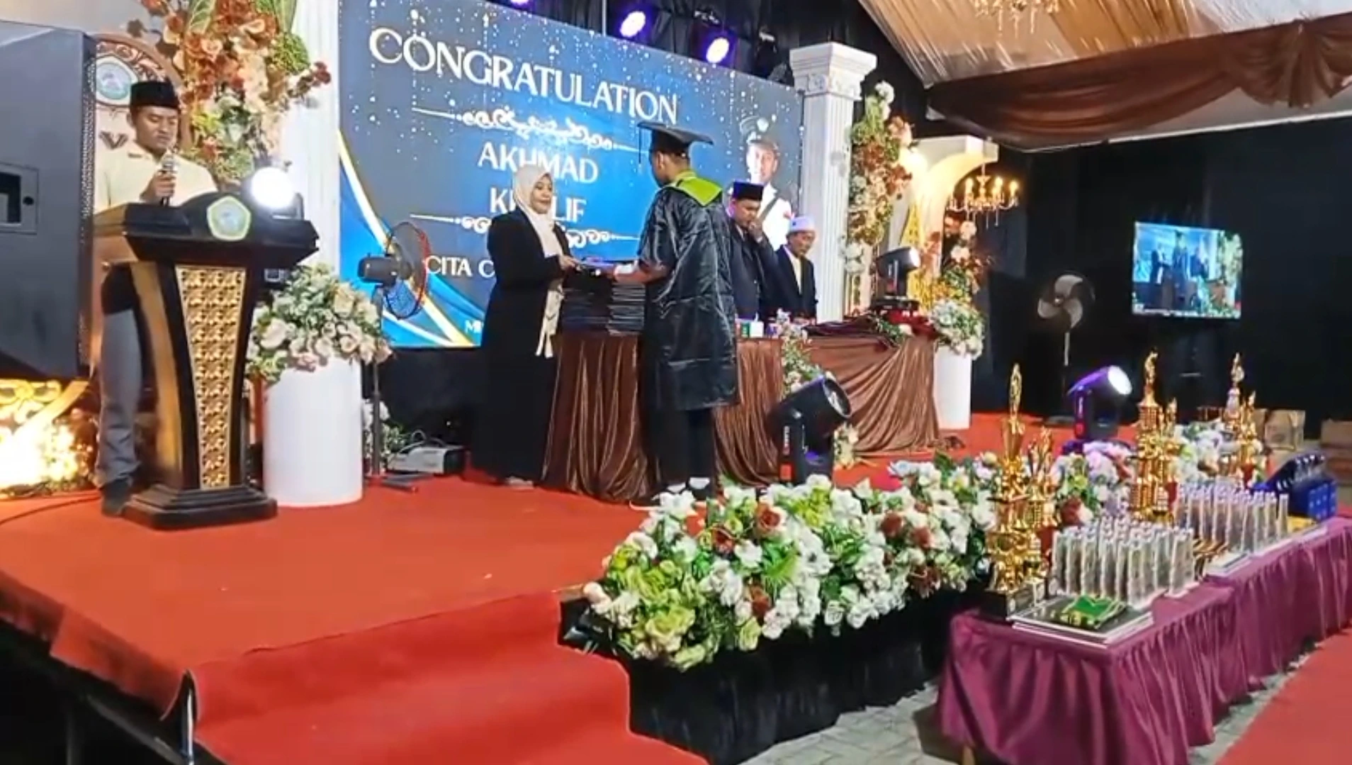 Prosesi Wisuda Purna Siswa Yayasan Annibros Giligenting Kabupaten Sumenep yang diikuti 91 lulusan