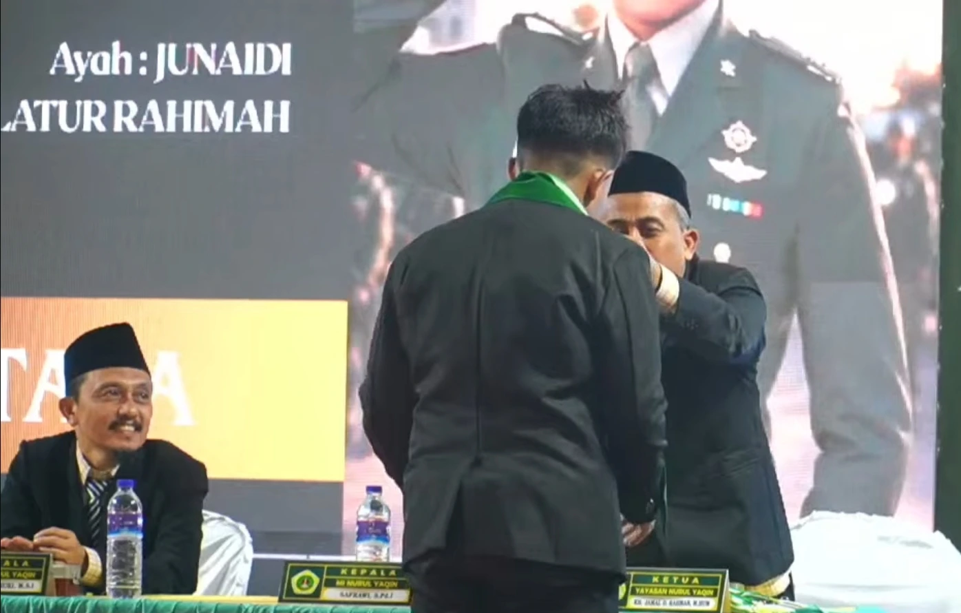 Suasana Wisuda Purna Siswa ke-XXXII Yayasan Nurul Yaqin di Desa Lembung Barat, Kecamatan Lenteng, yang diikuti 78 lulusan dari empat jenjang pendidikan