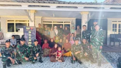 Personel Yonif TP 931/KJ memberikan pemeriksaan kesehatan gratis kepada warga Desa Parsanga, Sumenep