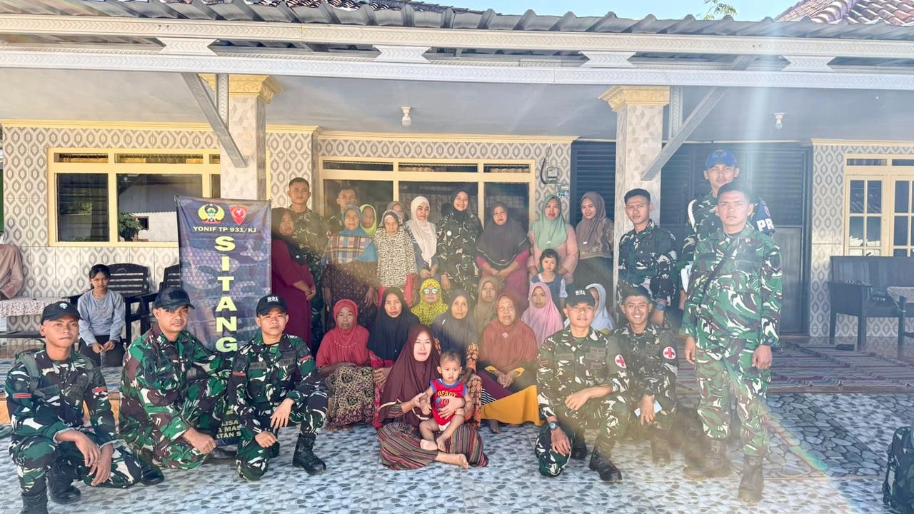 Personel Yonif TP 931/KJ memberikan pemeriksaan kesehatan gratis kepada warga Desa Parsanga, Sumenep