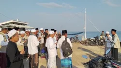 Pelepasan 147 jamaah Ittisholana Giligenting menuju Haul Situbondo di Pelabuhan Aenganyar