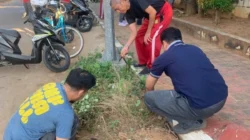 ASN Sumenep melaksanakan Jumat Bersih di kawasan Kota Sumenep untuk mendukung Gerakan Indonesia ASRI