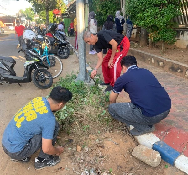 ASN Sumenep melaksanakan Jumat Bersih di kawasan Kota Sumenep untuk mendukung Gerakan Indonesia ASRI
