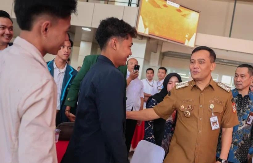 Gubernur Jawa Tengah Ahmad Luthfi saat membuka Munas XIX BEM SI di Politeknik Negeri Semarang.