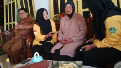 Apen Rainbow khas Desa Parsanga Kabupaten Sumenep dengan varian warna alami hasil produksi UMKM lokal
