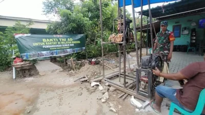 Babinsa Koramil Batuputih bersama warga membangun sumur bor untuk memenuhi kebutuhan air bersih di Sumenep.