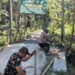 Babinsa Koramil Pragaan Lakukan Pengukuran Jembatan untuk Persiapan Karya Bakti Skala Besar di Sumenep