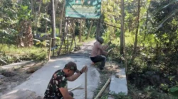 Babinsa Koramil 0827 09 Pragaan mengukur jembatan untuk persiapan Karya Bakti Skala Besar di Kecamatan Pragaan Kabupaten Sumenep