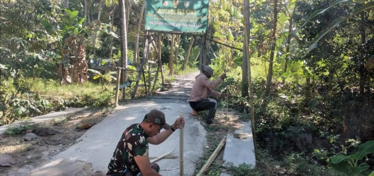 Babinsa Koramil 0827 09 Pragaan mengukur jembatan untuk persiapan Karya Bakti Skala Besar di Kecamatan Pragaan Kabupaten Sumenep