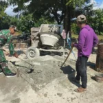 Babinsa Koramil Raas dan Warga Gotong Royong Cor Jalan Desa di Poteran