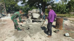 Babinsa Koramil Raas bersama warga melakukan pengecoran jalan desa di Desa Poteran Kabupaten Sumenep untuk meningkatkan akses transportasi masyarakat