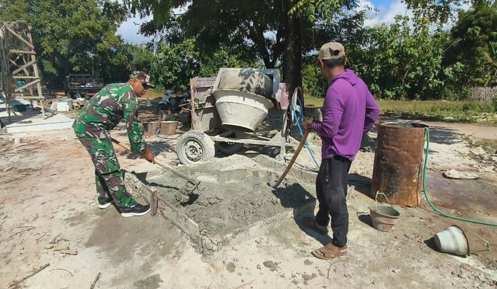 Babinsa Koramil Raas dan Warga Gotong Royong Cor Jalan Desa di Poteran