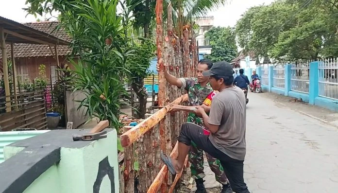 Babinsa Koramil Sapeken Gotong Royong Bangun Pagar Rumah Warga di Pagerungan Kecil