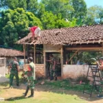 Babinsa Lenteng Gotong Royong Bantu Rehabilitasi Rumah RTLH Warga melalui Program KBSB TNI AD