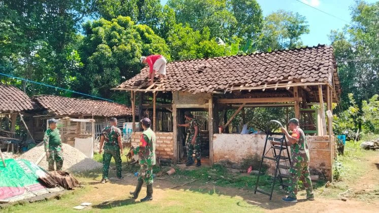 Babinsa Koramil 0827 05 Lenteng membantu menurunkan genteng rumah RTLH warga di Desa Lenteng Timur Sumenep