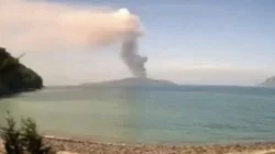 Gunung Anak Krakatau di Selat Sunda saat berstatus Siaga Level III
