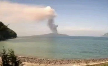 Gunung Anak Krakatau di Selat Sunda saat berstatus Siaga Level III