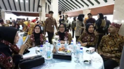 Ketua TP PKK Bangkalan menghadiri Harganas ke-33 Jawa Timur dan menerima penghargaan.
