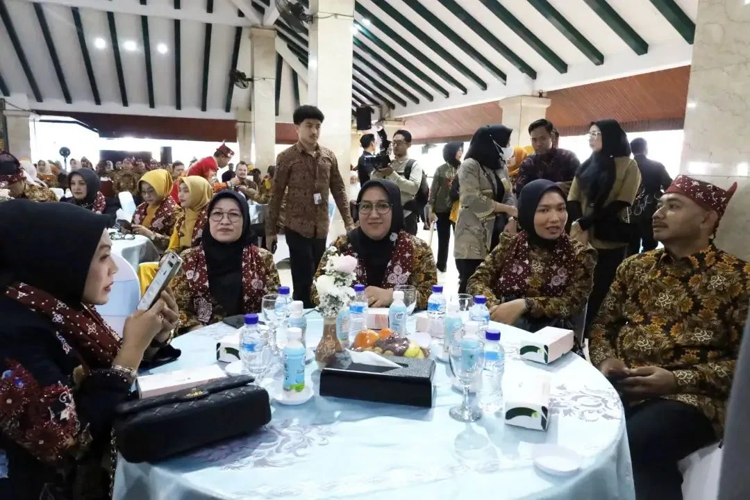 Ketua TP PKK Bangkalan menghadiri Harganas ke-33 Jawa Timur dan menerima penghargaan.