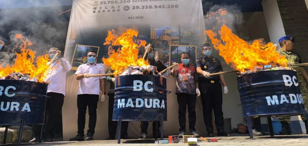 Bea Cukai Madura memusnahkan 23,6 juta batang rokok ilegal di Pamekasan.