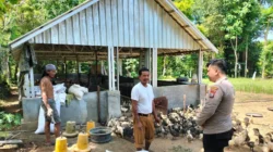Bhabinkamtibmas Polsek Bluto memantau peternakan bebek di Desa Aeng Dake, Kabupaten Sumenep, sebagai dukungan terhadap program ketahanan pangan nasional