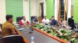 Bupati Bangkalan Lukman Hakim bersama Tim Futsal Tuli Madura saat audiensi di Pendopo Agung Bangkalan sebelum mengikuti turnamen nasional di Semarang